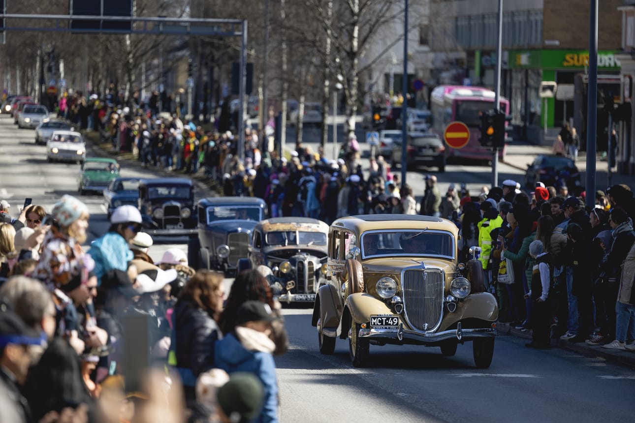 Väki kokoontui Vaasanpuistikon varteen ihailemaan veteraani- ja museoautoja. Tänä vuonna kulkue starttasi ensimmäistä kertaa Liisanlehdon Prisman parkkipaikalta.