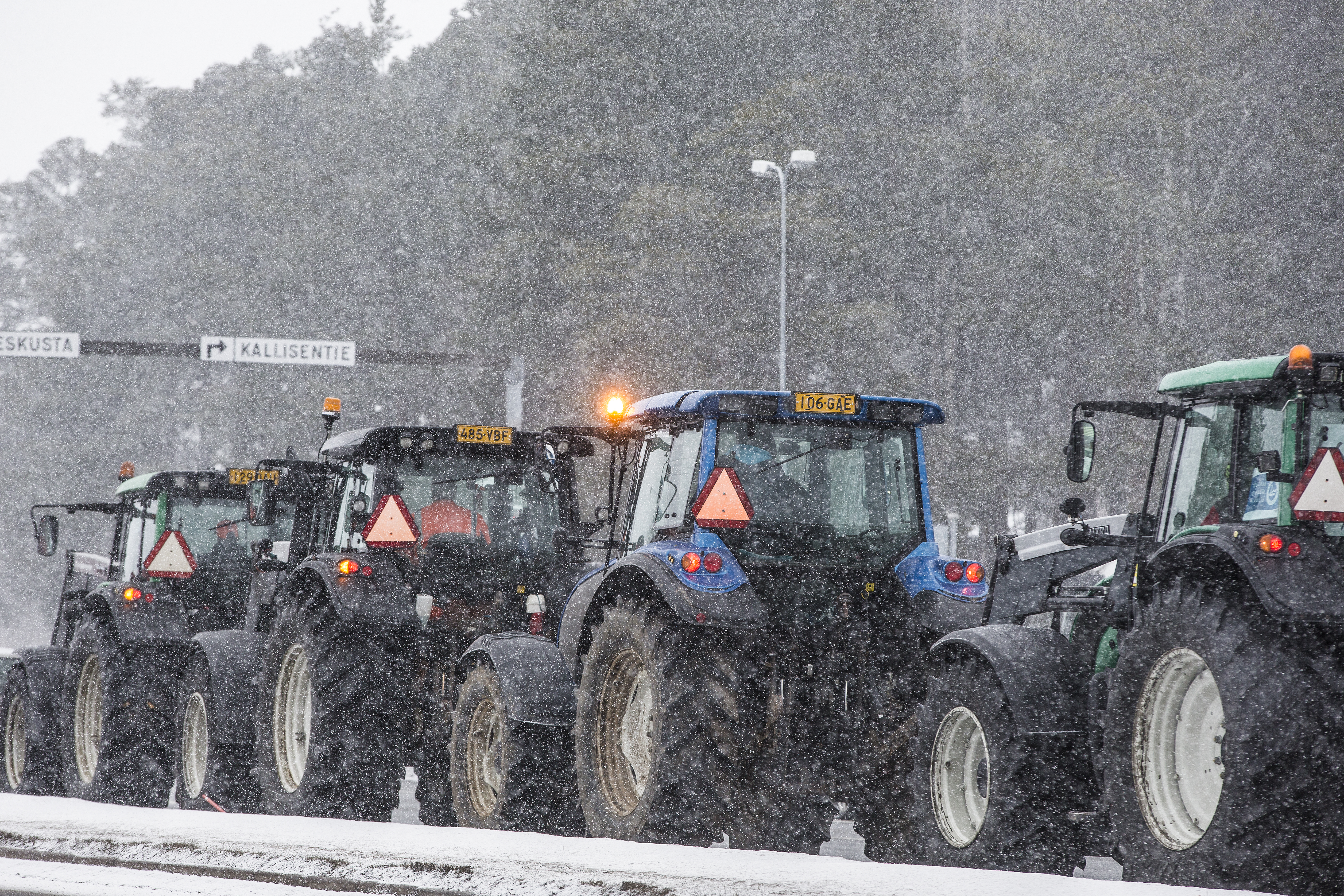 Traktorit jyristivät perjantaina myös Oulun keskustassa