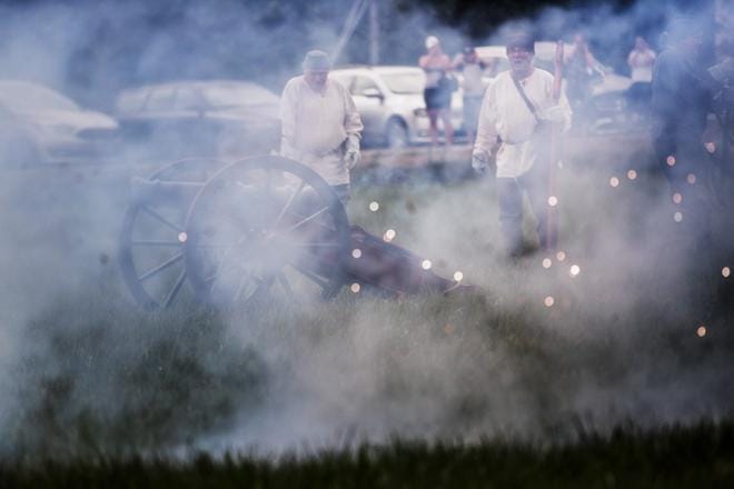 Mustaruuti pamahti markkinoiden alkajaisiksi. Isokyröläiset olivat Napuen taistelun aikana kylmissään kuvan kaltaisissa ”viisikkäiden” puvuissa. KUVAT: OUTI NEUVONEN