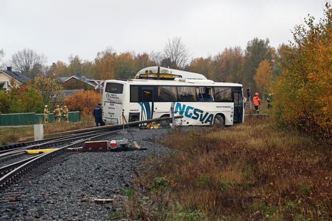 Pyhän Eskilinkadun tasoristeysonnettomuudesta Kaskisissa seuraa monenlaista tutkitavaa. Esimerkiksi sitä selvitetään, miten kuljettajia koulutetaan, ja miten tämän tyyppisiä kuljetushankintoja kunnissa tehdään. Arkistokuva: Jorma Havula