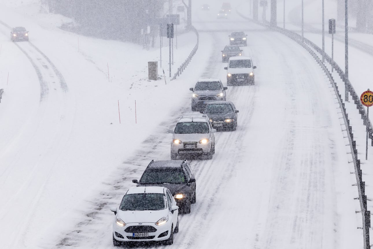 Ajokelivaroitus: lunta sataa paikoin sakeasti – Rovaniemellä, Ranualla ja läntisessä Lapissa onnettomuusriski huomattava
