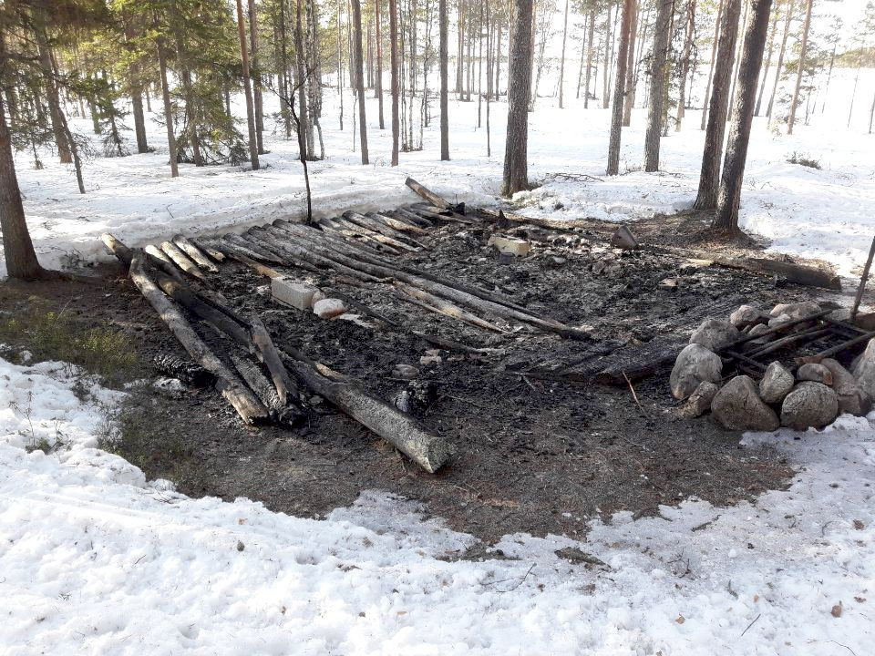 Sammakoisen laavu on viime viikolla palanut maan tasalle. Sammakkosuon luontokohde sijaitsee Olvassuon pohjoisosassa ja sinne pääsee Ruottisenharjuntieltä.