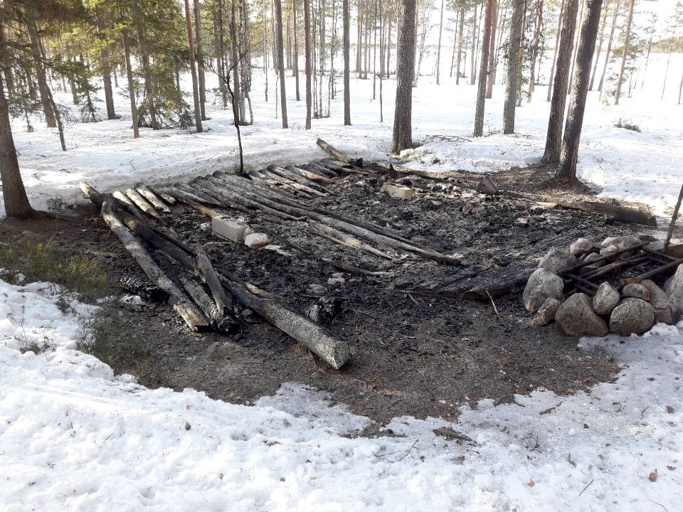 Sammakoisen laavu on viime viikolla palanut maan tasalle. Sammakkosuon luontokohde sijaitsee Olvassuon pohjoisosassa ja sinne pääsee Ruottisenharjuntieltä.
