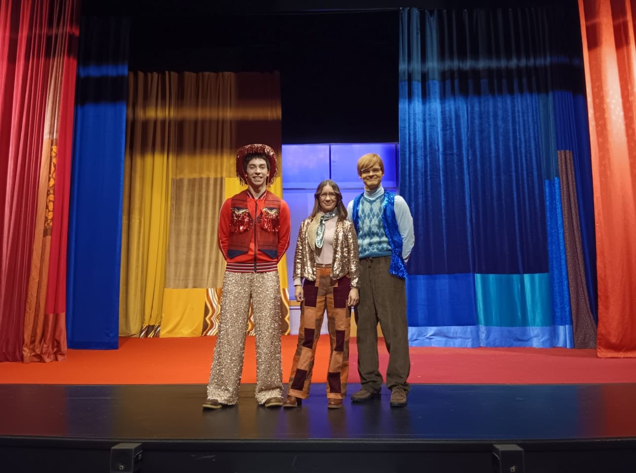 Musiikillakin on iso osuus Wasa Teaterin Tillsammans-elokuvan näytelmäversiossa. Suurin osa siitä tulee taustanauhalta. Joitain kappaleita näyttelijät kuten Silas Lorenz, Julia Johansson ja Jesper Fransson esittävät itse.