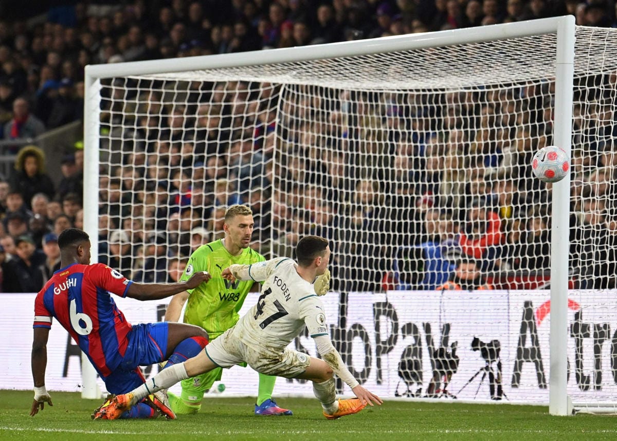 Manchester City heitti hukkaan mahdollisuuden vahvistaa sarjajohtoaan. Kuvassa Phil Foden (oik.) seuraa, kun pallo menee ohi Crystal Palacen maalista. LEHTIKUVA/AFP