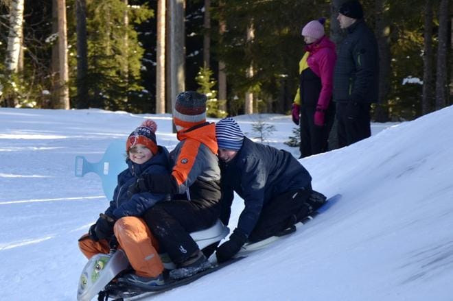Onni Luoma luotti Niko ja Roni Sihtolan vetoapuun pulkkamäessä. KUVAT: HANNELE YLI-VIITALA