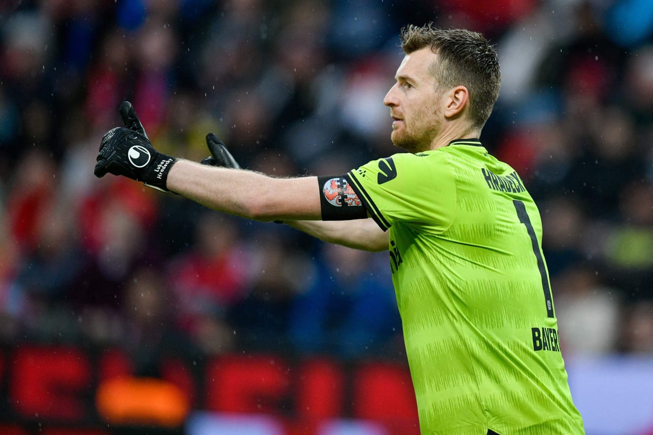 Lukas Hradecky torjuu kuudetta kauttaan Leverkusenissa. LEHTIKUVA/AFP