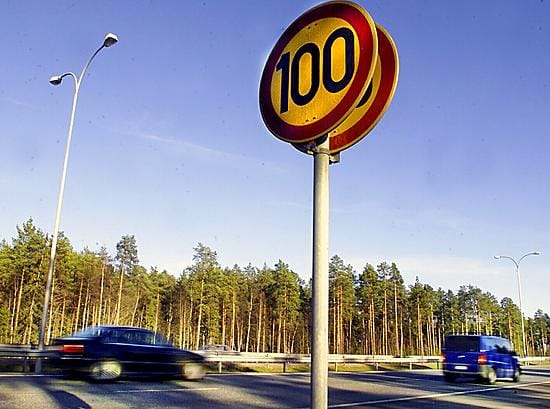 Nelostiellä poliisi on määrännyt tunnin sisällä noin kymmenisen kuljettajaa ajokieltoon. Aihekuva.