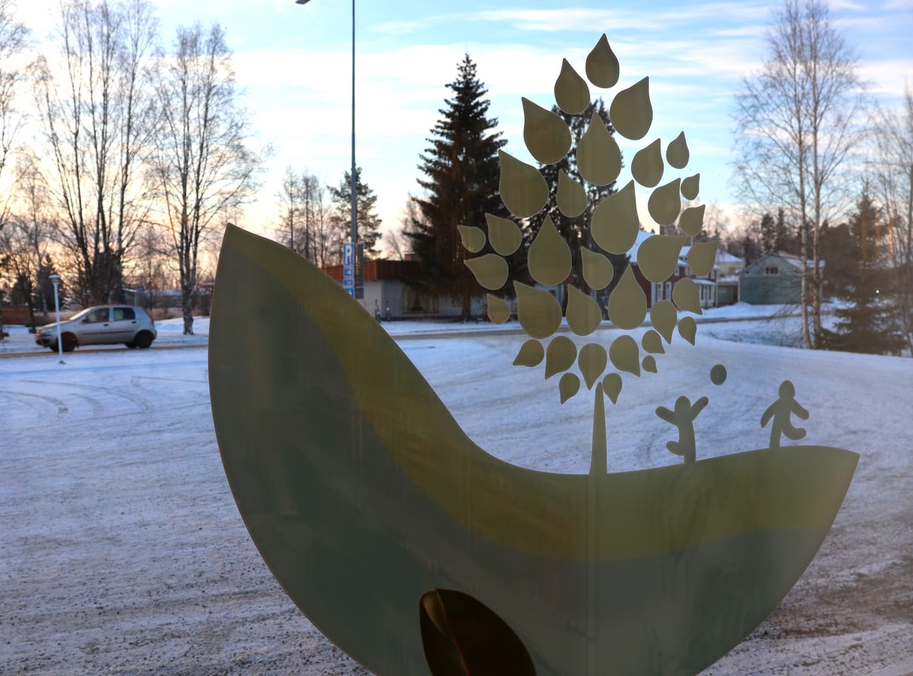 Karijoen kunta antaa tupalahjana rahaa nuorille kuntalaisille.