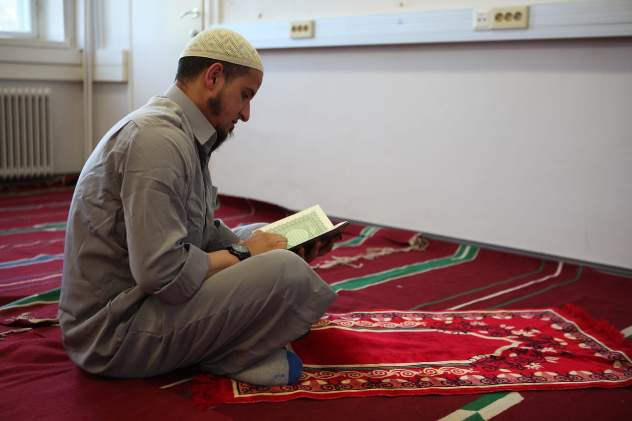 Raahen moskeijan imaami Zoubeidi Najah noudattaa Ramadania Raahen auringonnousujen ja -laskujen mukaan.