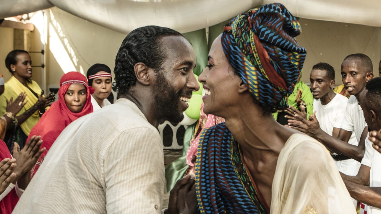 Guled ja Nasra (Omar Abdi, Yasmin Warsame) näyttävät, että huolien keskelläkin elämässä on myös iloa.