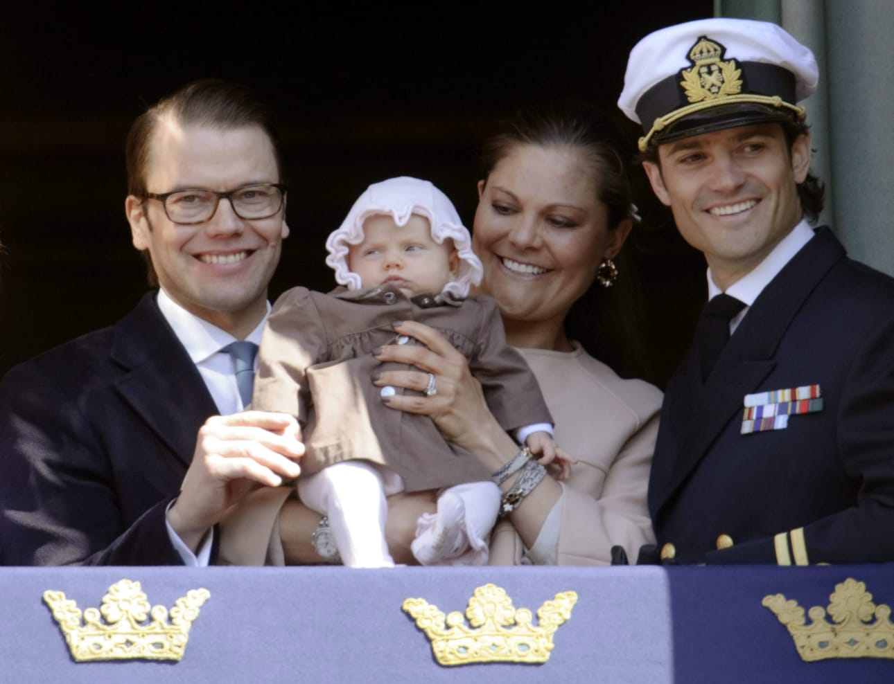 Ruotsin hovin nuorin jäsen prinsessa Estelle edusti isoisänsä syntymäpäivillä isänsä prinssi Danielin ja äitinsä kruununprinsessa Victorian kanssa. Seurassa oli myös eno, prinssi Carl Philip.
