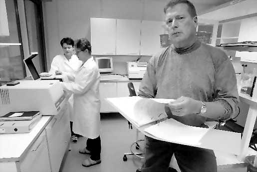Osaaminen tukijalkana. Suomen Bioanalytiikan toimitusjohtaja Simo Rasi antaa tunnustusta yrityksen työntekijöille, muun muassa erikoislaboratoriohoitaja Päivi Salorannalle (vas.) ja laboratorioanalyytikkoharjoittelija Ulla Sääskilahdelle, jotka ovat uskoneet tekemiseensä rahoituskiemuorista huolimatta.