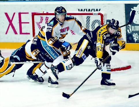 Taisteluvoitto. Kärpät kaatoi rutiinilla Ilveksen 2-1-loppulukemin. Kärppien Petr Tenkrat aiheuttaa harmaita hiuksia Ilveksen puolustukselle.