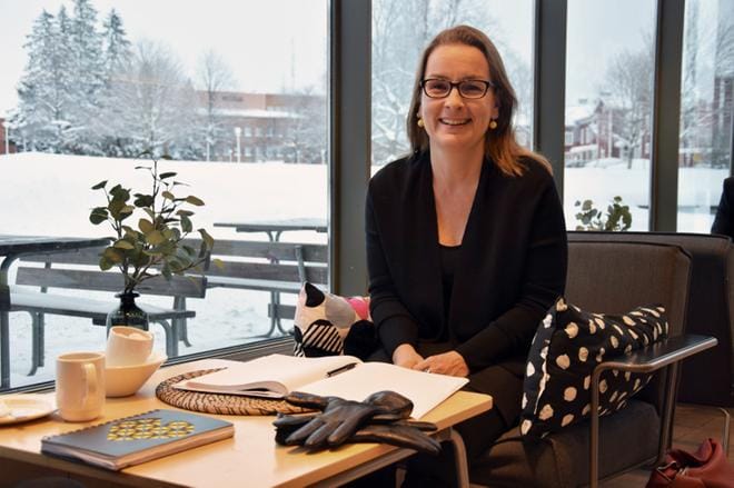 Jenni Mattsson aloitti helmikuussa Vaasan yliopiston markkinointi- ja viestintäjohtajana. Uutena vaasalaisena hän toivoo, että ihmiset tarttuvat hihaan ja tulevat rohkeasti juttelemaan. Kuva: Raija Koivisto