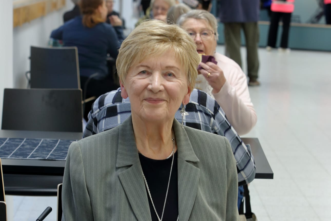 85-vuotias Seija Hänninen oli töissä seurakunnalla vielä muutama vuosi sitten. Vierivä kivi ei sammaloidu.