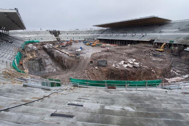 Olympiastadionilla on parhaillaan käynnissä maankaivuu-, louhinta- ja purkutyöt. Uudistettu stadion aukeaa aikataulun mukaan vuoden 2019 aikana. Kuva: Jussi Eskola / Stadion-säätiö