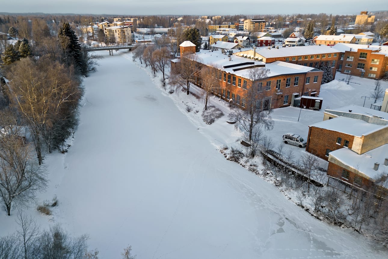 Lapuanjoen vieressä keskustassa on historiallinen alue, kulttuurikeskus Vanha Paukku.