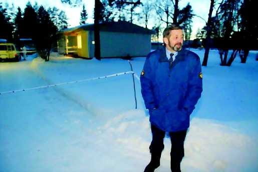 Pelson vankilan johtaja Jorma Leppäharju seisoo rakennustyömaan edessä, josta vangin pakenivat maanantaina iltapäivällä.
