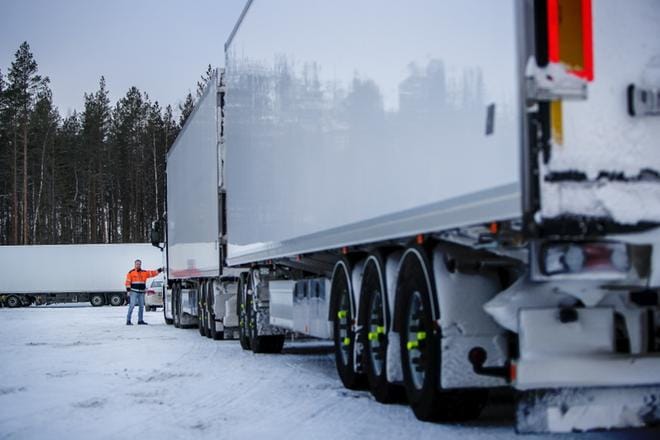 Toimitusjohtaja Jani Kaura ei ehdi toimistotöiltään kovinkaan usein 11-akselisen hct-yhdistelmän kanssa tienpäälle. Pituuden vuoksi kuljettajan pitää ennakoida edessä näkyviä liikennetilanteita entistäkin tarkemmin. Myös kääntyminen liittymistä ei aina onnistu ajoradan keskiviivaa ylittämättä. Yhdistelmän takana ohitusta suunnittelevan kannattaa tarkistaa, näkyykö perävaunussa keltapohjaista, pituudesta varoittavaa kylttiä. KUVAT: JAAKKO ELENIUS