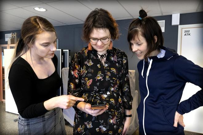 Kurikan kaupungin kulttuuripäällikkö Tiina Kurhela, liikuntatoimen projektityöntekijä Reetta Yli-Hynnilä ja liikuntatoimen päällikkö Annukka Siltakorpi ovat tyytyväisiä Nuorisopassi-sovelluksen suosioon ja nopeaan käyttöönottoon. KUVAT: JOUKO HÄNNINEN