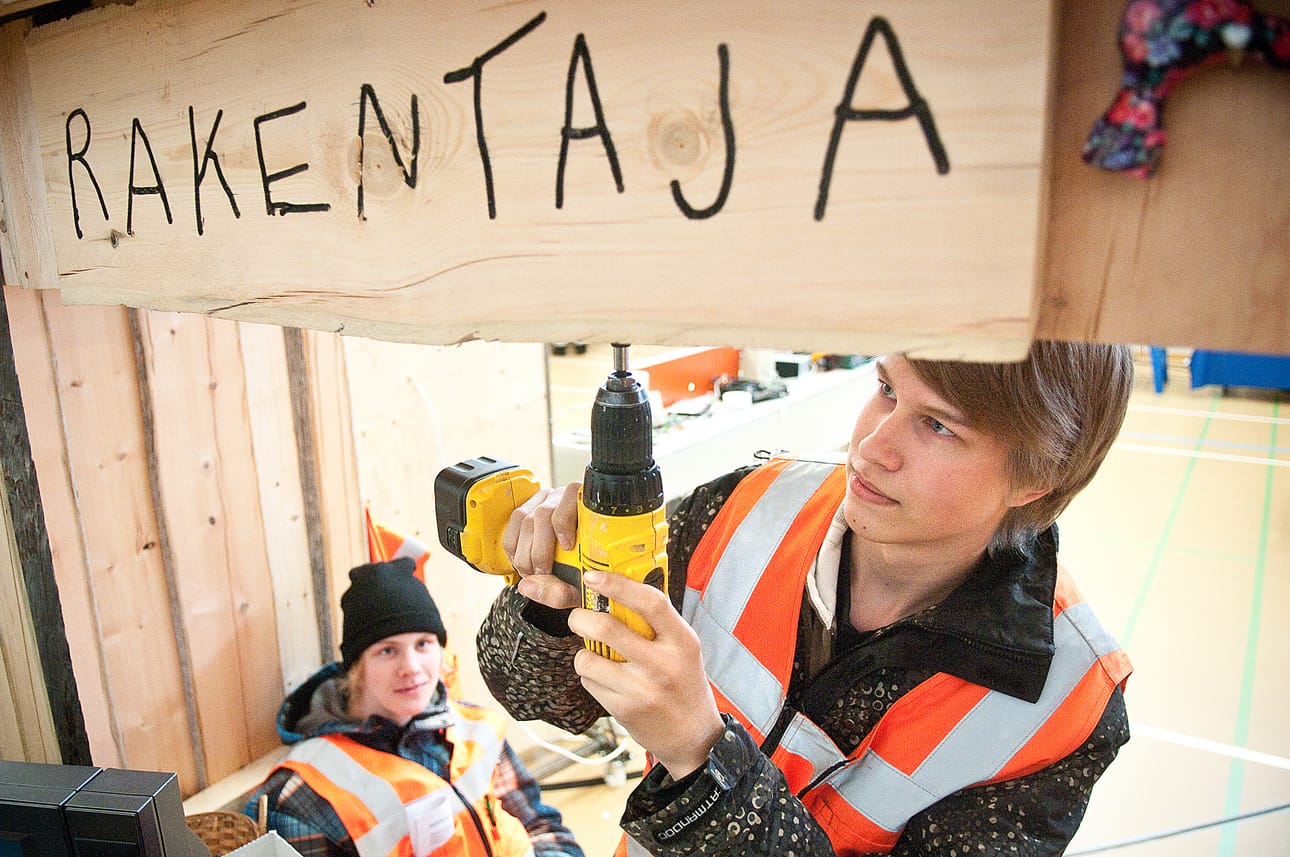 Jere Kämäräinen ja Mika Kitkala esittelivät osastollaan rakennusalan opintoja.