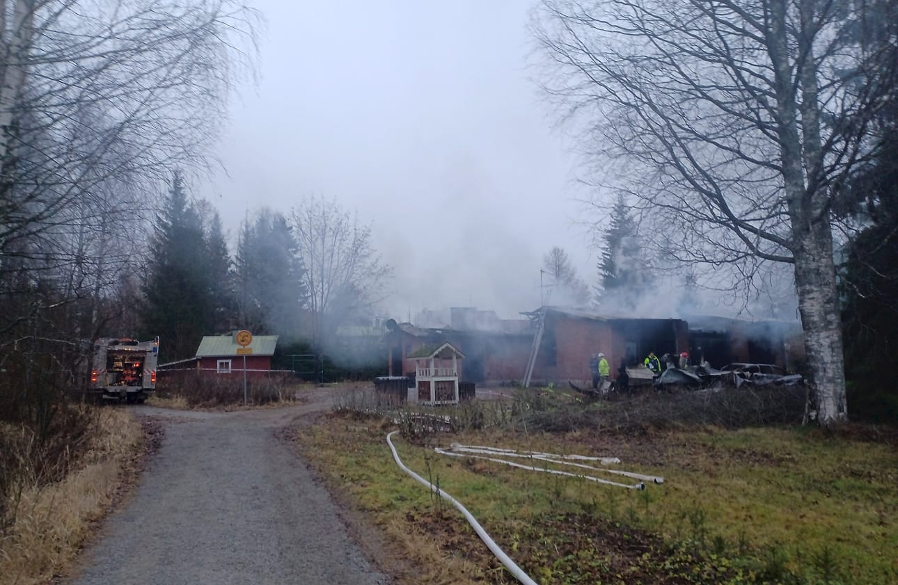 Savua nousee omakotitalon tulipalopaikalta Savonlinnassa itsenäisyyspäivänä.