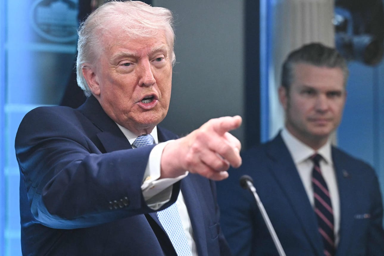 Presidentti Donald Trump puhui toimittajille Iranin sodasta Valkoisessa talossa 6. huhtikuuta. Mukana oli myös puolustusministeri Pete Hegseth.