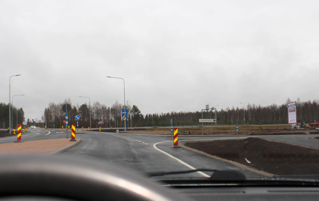 Kantatie 88:n liikennejärjestelyt muuttuivat, kun uutta liikekeskusta varten rakennettiin tarvitut liittymät.