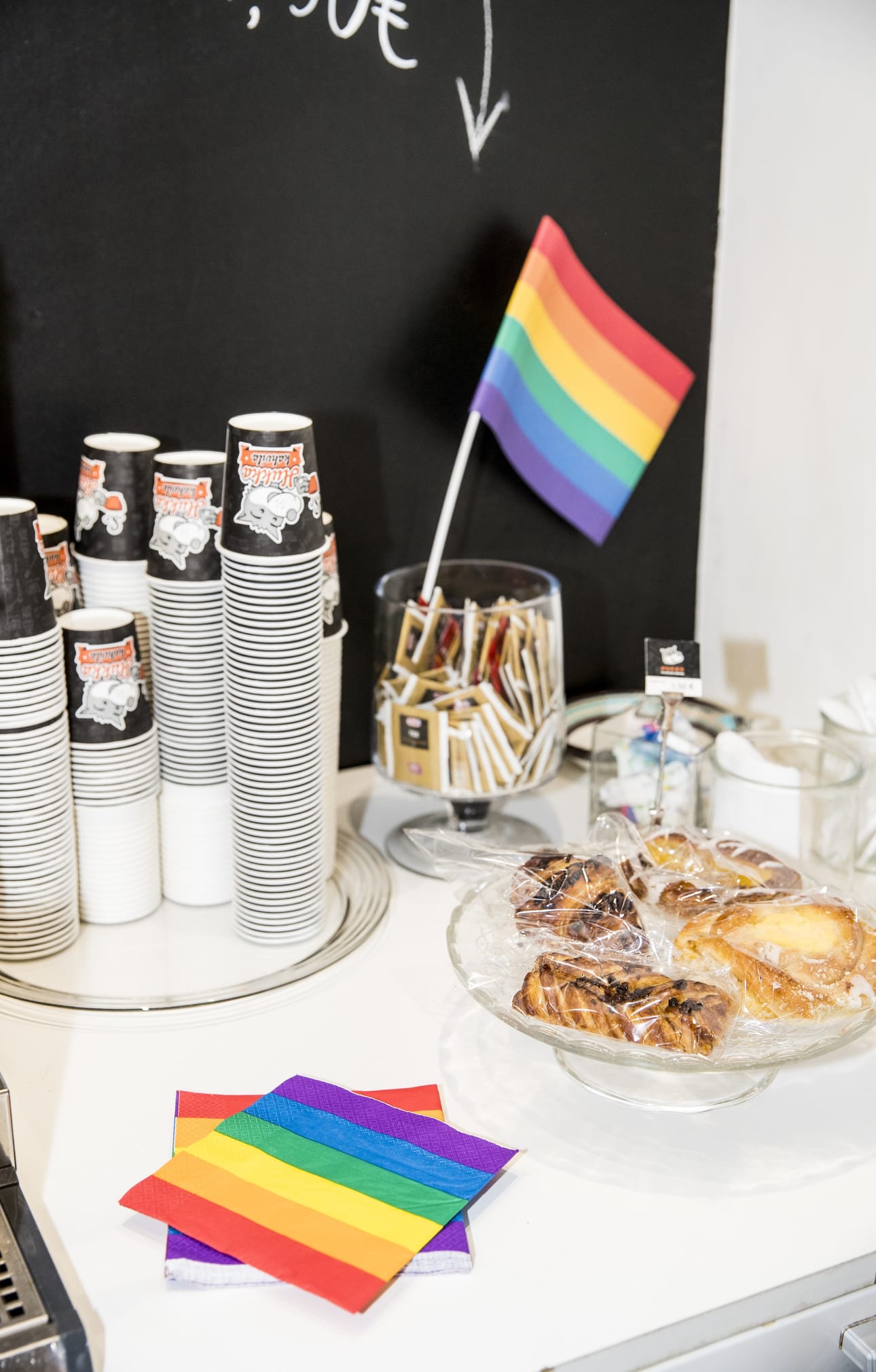 Oulu Priden yhteistyökumppani Liikuntakeskus Hukka on laittanut esille Pride-teemaan sopivia koristeita.