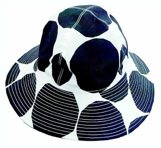 Rohkeasti väriä. Helena Pietilä ihastui punaiseen, tilkkutyyliseen hattuun ja siihen kuuluvaan laukkuun. Ne sopivat kuin piste iin päälle hänen pirteään kesäasuunsa.