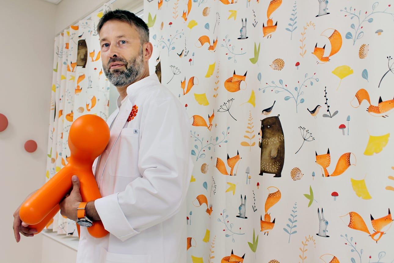 – Lasten lämmönsäätely on heikommin kehittynyt kuin aikuisilla, joten he kärsivät helpommin nestevajauksesta helteellä, muistuttaa lastentautien erikoislääkäri Niko Paalanne.