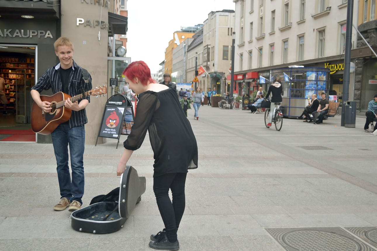 ”Katusoittaja ei voi soittaa ainoastaan sellaista musiikkia, josta itse pitää. Soittajan pitää vedota moneen makuun. Itse pidän niin monenlaisesta musiikista, ettei kappaleiden valitseminen ole kovin rajoitettua", sanoo Miko Kontturi.