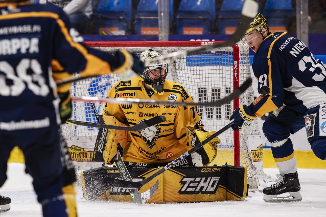 Keväällä 2025 Oskari Parviainen torjui RoKin kesälomille. Kuvassa RoKin kultakypärää kantava Eero Niemi siirtyy ensi kaudeksi RoKista Joensuun Kiekko-Poikiin.