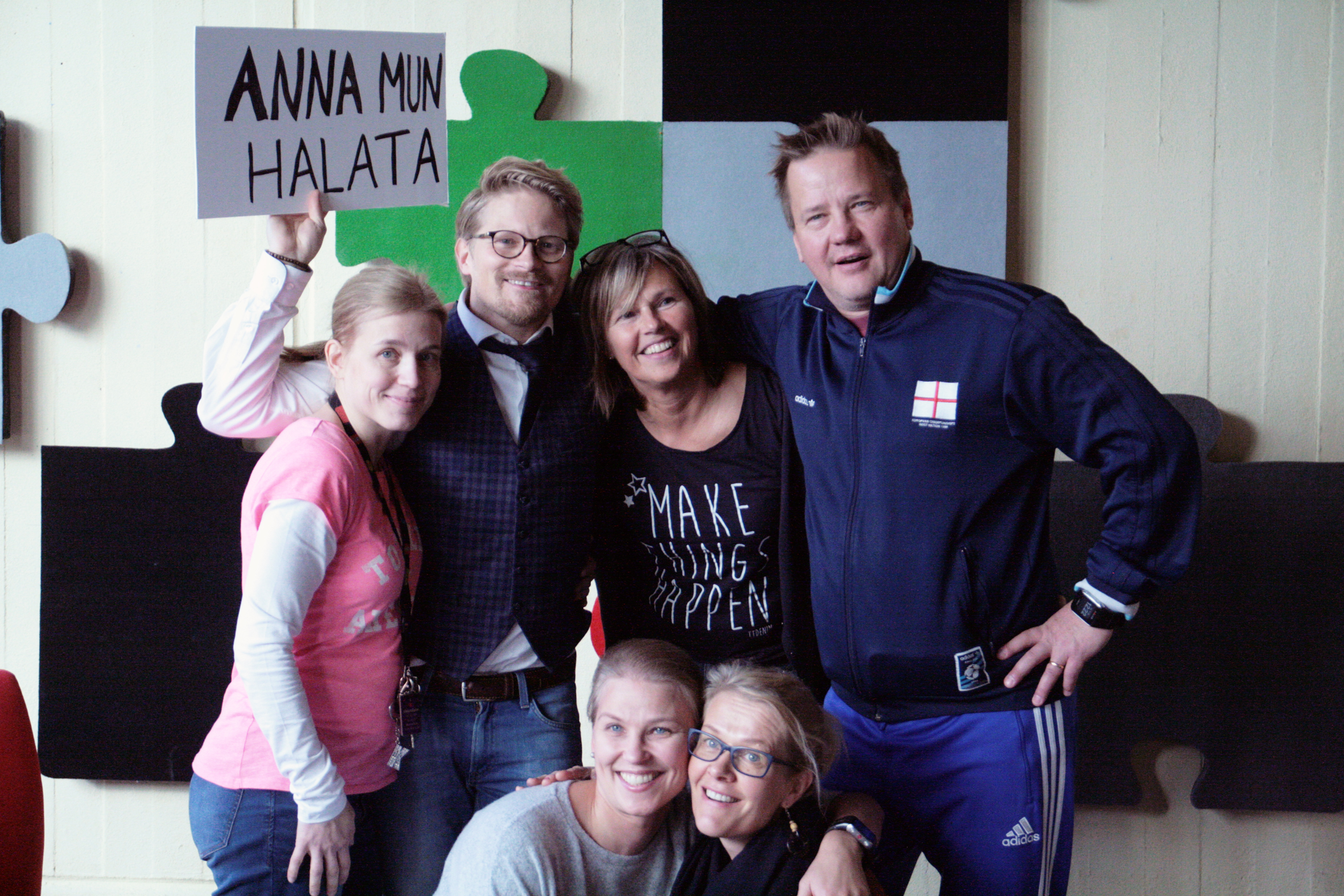 Laulaja Mika Ikonen kävi halaamassa Kirkonkylän koulun oppilaita ja opettajia perjantaina.