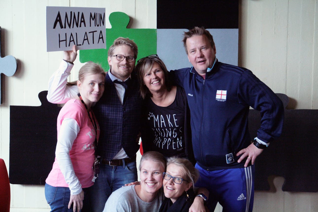 Laulaja Mika Ikonen kävi halaamassa Kirkonkylän koulun oppilaita ja opettajia perjantaina.