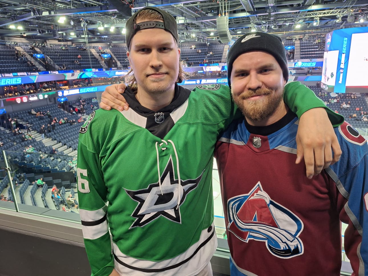 Oululaiset Jere (vas.) ja Vesa Kämäräinen odottivat innolla näkevänsä NHL-kiekkoa paikan päällä.