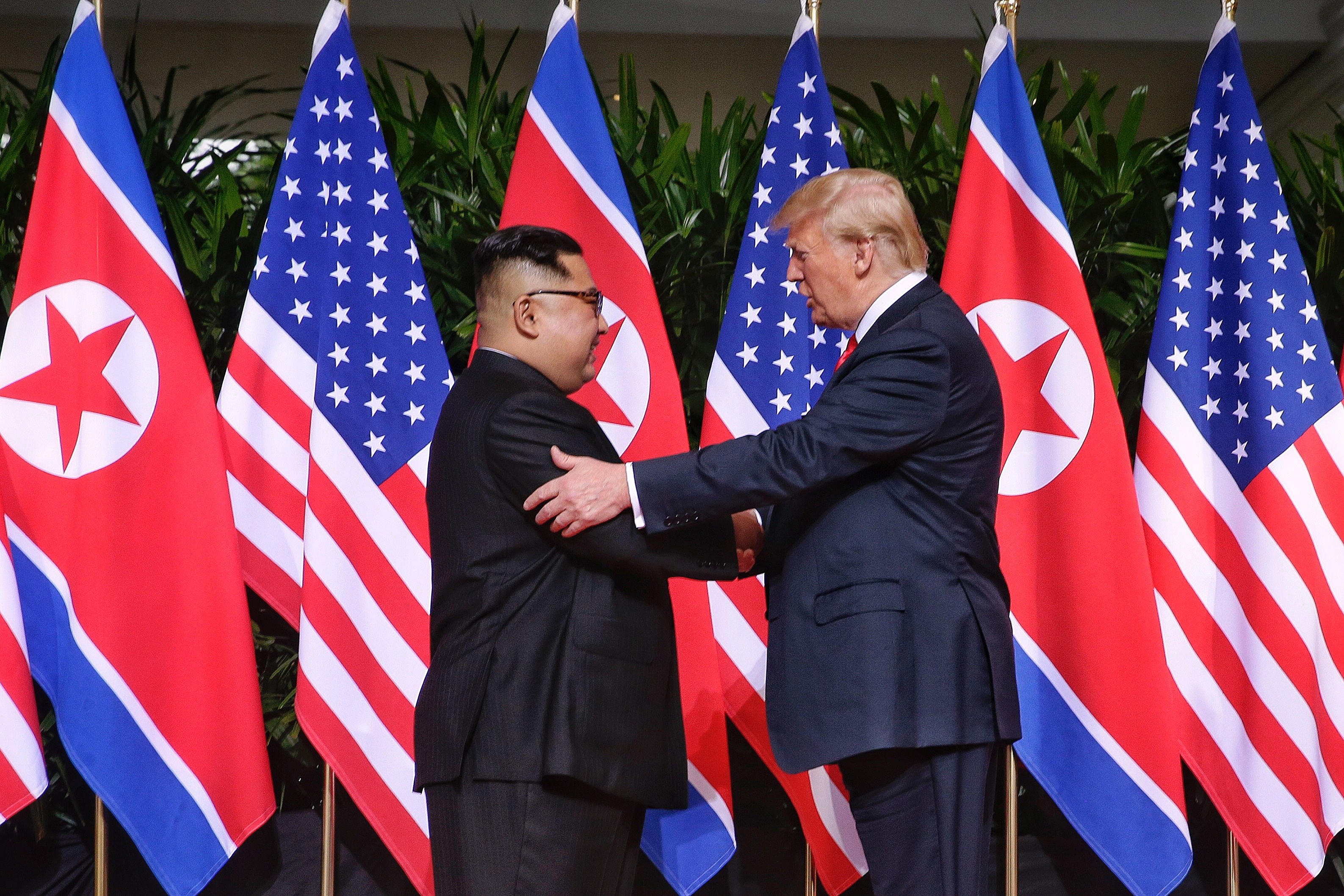 Donald Trumpin nähtiin koskettavan Kim Jong-unia useaan kertaan tiistaisen tapaamisen aikana.