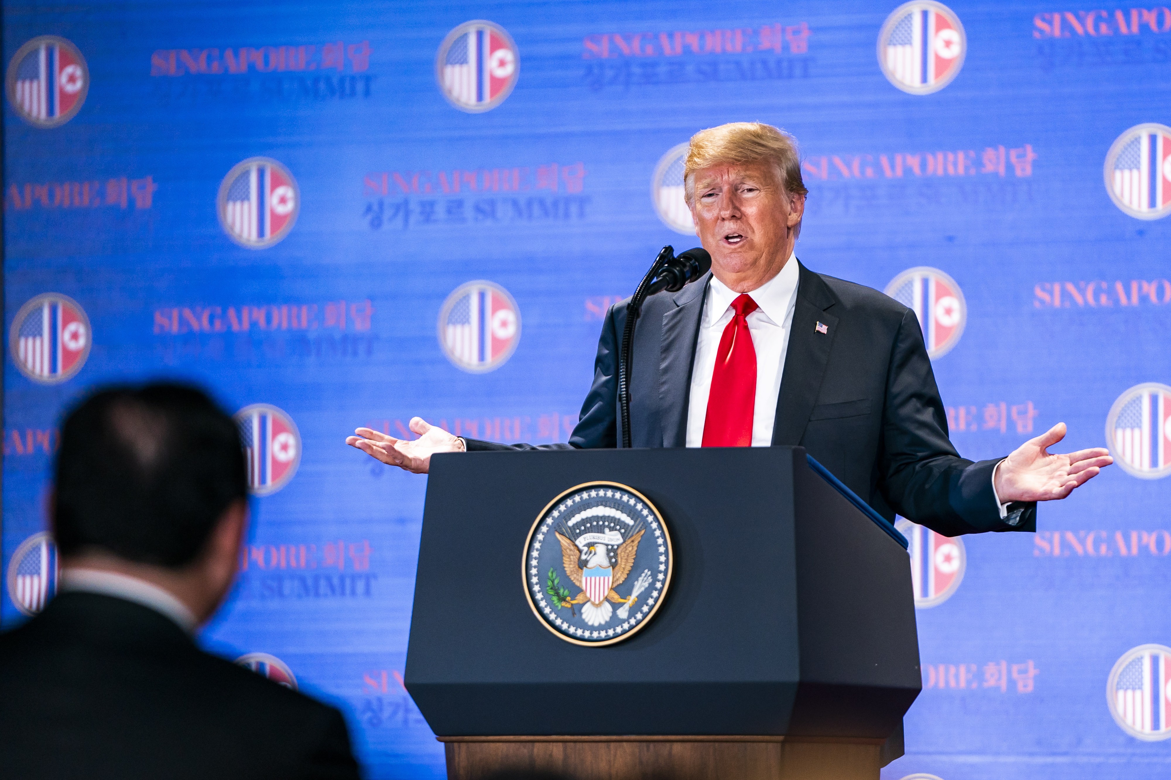 Trump viihtyi kansainvälisen median edessä runsaan tunnin. Hän ylisti Pohjois-Korean diktaattorin kanssa käymiään keskusteluja sydämellisiksi ja sanoi uskovansa, että maa myös toteuttaa rauhansopimuksen sisällön.