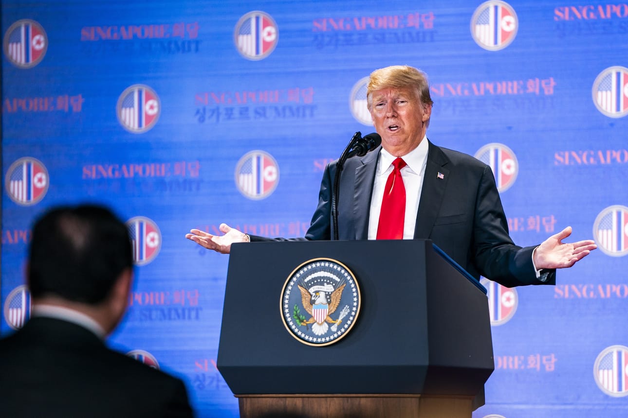 Trump viihtyi kansainvälisen median edessä runsaan tunnin. Hän ylisti Pohjois-Korean diktaattorin kanssa käymiään keskusteluja sydämellisiksi ja sanoi uskovansa, että maa myös toteuttaa rauhansopimuksen sisällön.