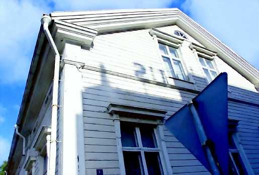 Viimeinen porvariskartano . Reinilän talo rakennettiin Oulun suurpalon tuhoamien rakennusten tilalle kaupunginviskaali Gustav Levoniuksen omistukseen todennäköisesti 1820-luvun puolivälissä.