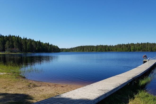 Uimakoulua pidetään juhannuksen jälkeen Lauttosen rannassa.