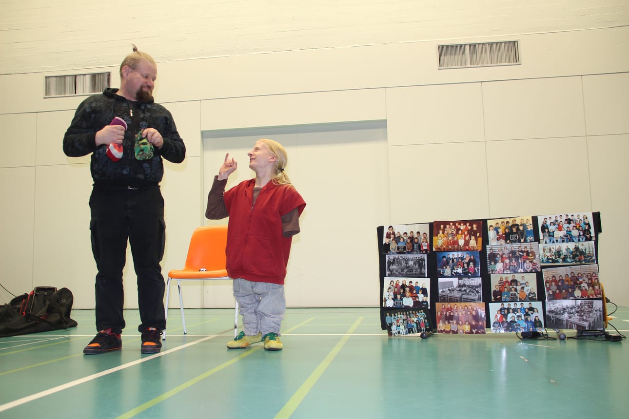Janne Kinnunen ja Matias Nieminen tekevät teatteria ikävän yleisestä ja kipeästä aiheesta, eli kiusaamisesta. Kinnunen tietää mistä puhuu, sillä häntä itseään kiusattiin koulussa monen vuoden ajan.