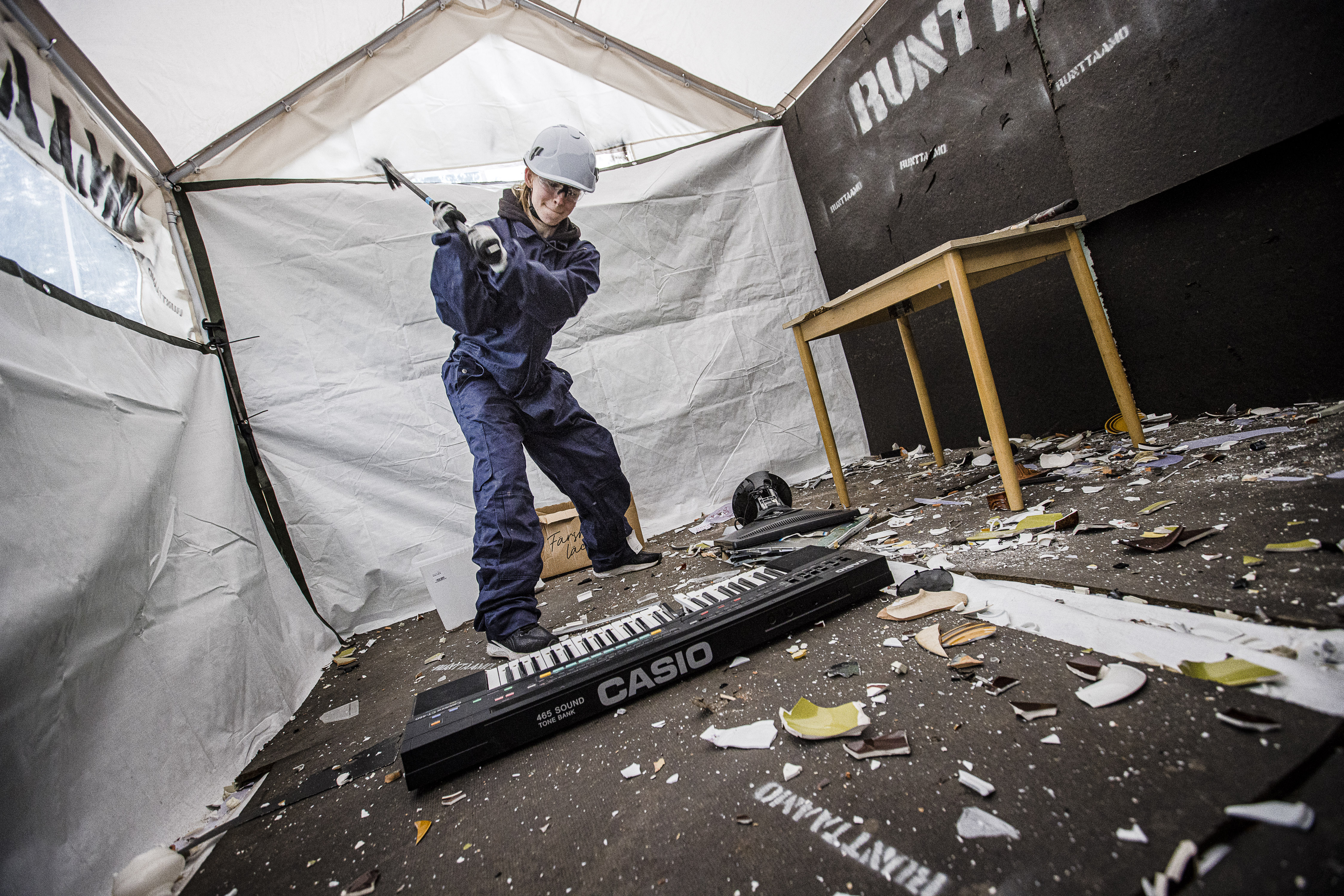Lapin ensimmäisessä raivohuoneessa tavarat saa särkyä ja tietokonetta mäiskiä – "Tässä tarkoituksessa rikkinäinenkin laite toimii"