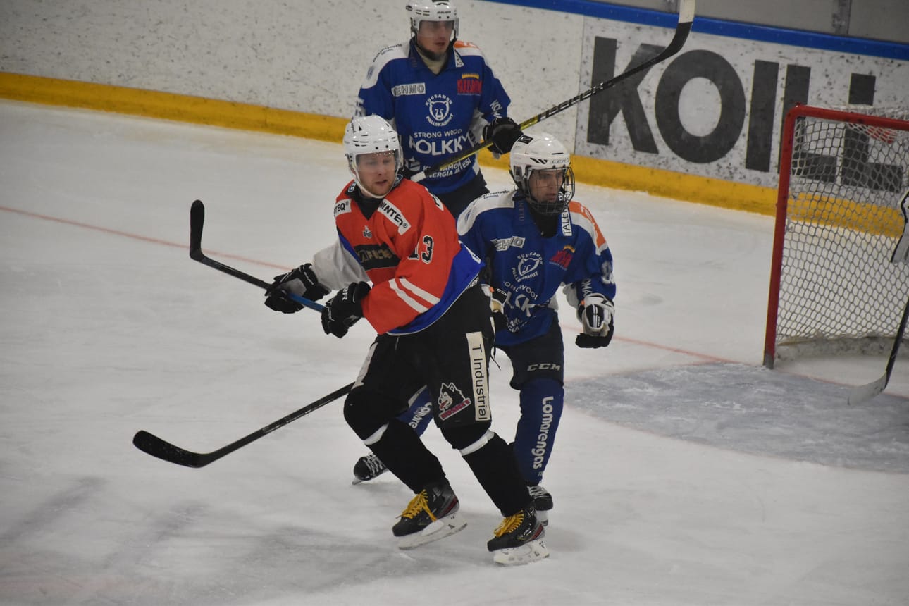 17-vuotiaalla Jimi Alavuotungilla (83) oli neljän tehopisteen (1+3) ilta. Myös konkariosaston Jarno Nissi (85) onnistui maalinteossa Pallo-Karhujen voittaessa Haapaveden Urheilijat maalein 11-3.