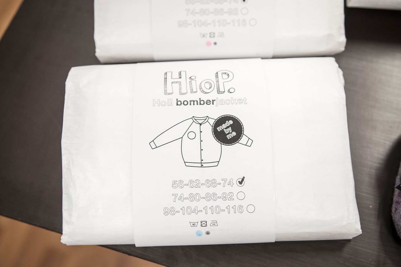 Pakkaus hyötykäyttöön. Ompelupaketit on kääritty silkkipaperiin, jonka voi käyttää kaavan jäljentämiseen. Kartonkikääreestä voi leikata koon ja pesuohjeen kortiksi.
