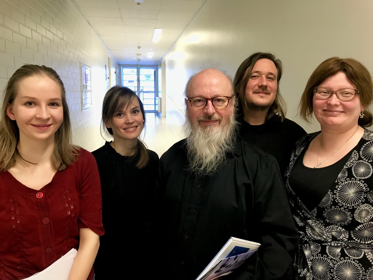 Keskellä maestro Rainer Risberg ja Jenni Ljung (vas.), Maria Ala-Hannula, Teemu Huunonen (oik.) ja Laura Raudaskoski.