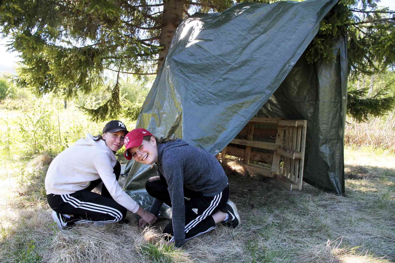 Aada Kähkölän (vas.) ja Wilma Pihlajamaan telttamainen maja piiloutuu suuren kuusen katveeseen.