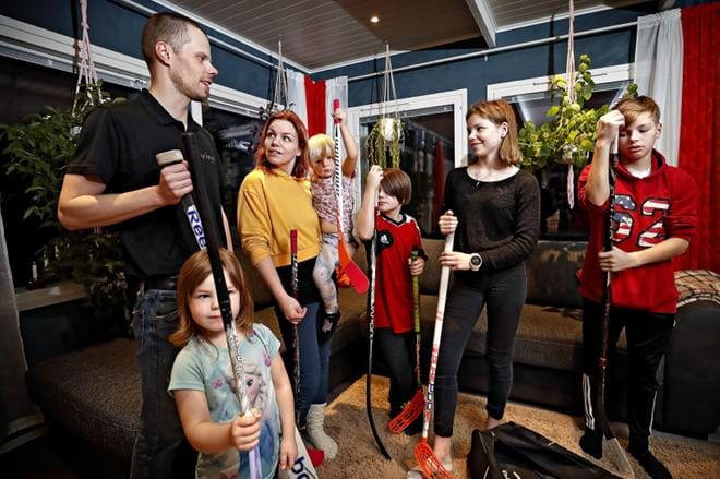 Jani ja Kristiina Salonen haluavat suoda lapsilleen harrastukset, joihin lapset voivat purkaa energiaansa. Kun harjoituksista on taukoa ja ulkona huono ilma, kuluu aika helposti puhelimella. Silloin lapset turhautuvat ja käyttäytyvät huonosti. Jonna Salonen, 15, pelaa salibandya ja ohjaa satujumppaa lapsille. Siellä käyvät myös Susanna, 4, ja Nelli Salonen, 3. Susanna Salonen aloitti tänä syksynä myös kiekkokoulun veljiensä innoittamana. Kuvassa vasemmalta oikealle Jani, Kristiina, Nelli, Santeri, Jonna ja Joni Salonen sekä etualalla Susanna Salonen. KUVA: TOMI KOSONEN