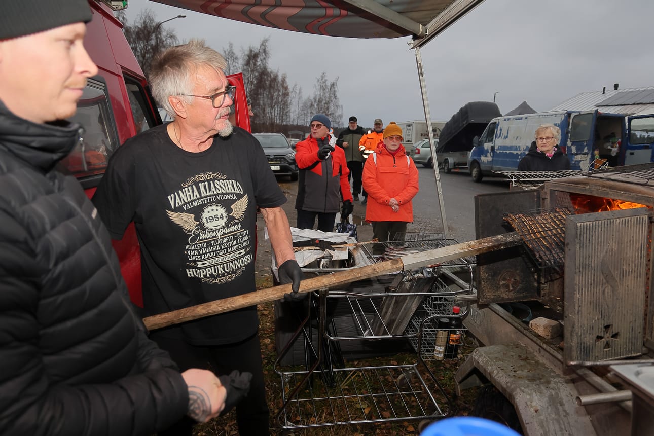 Veli-Pekka Koskela ja Jorma Röning olivat pyytäneet nahkiaiset Pyhäjoesta. Tulvat haittasivat merralla pyytämistä, mutta parisataa nahkiaista saatiin markkinoille paistumaan.